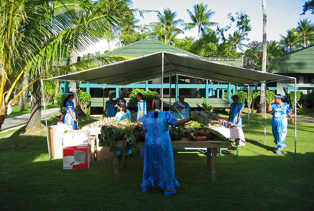 uitstallen van het eten bij een bruiloft op Chuuk