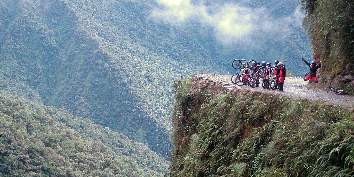 groep mountainbikers op de death road in bolivia