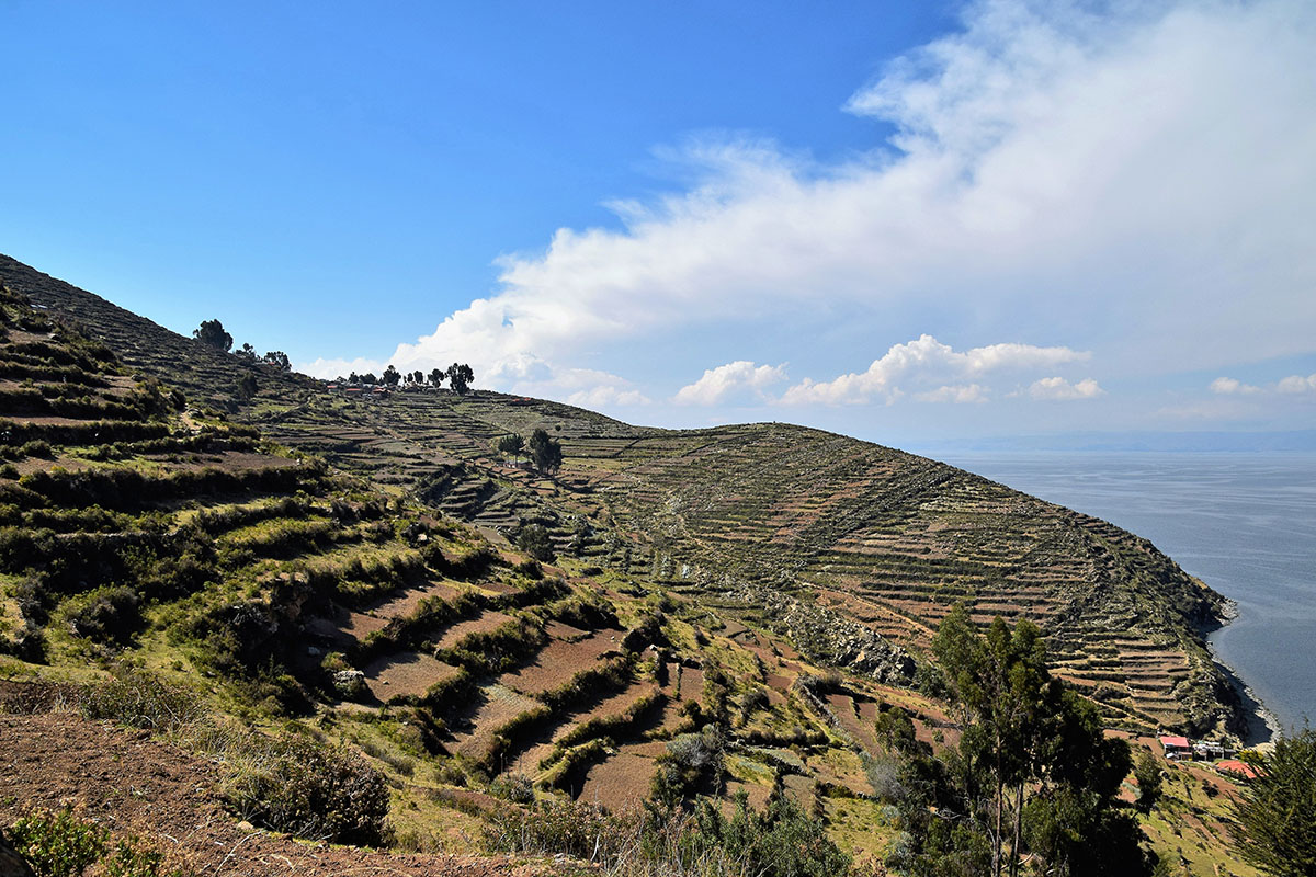 Glooiend landschap op Isla del Sol in het Titicacameer in Bolivia