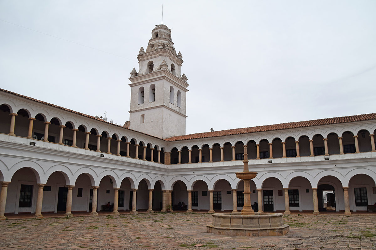 Binnenplaats van een klooster in Sucre, Bolivia