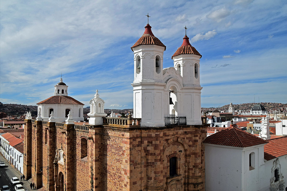 Kerk met twee witte torens in Sucre, Bolivia