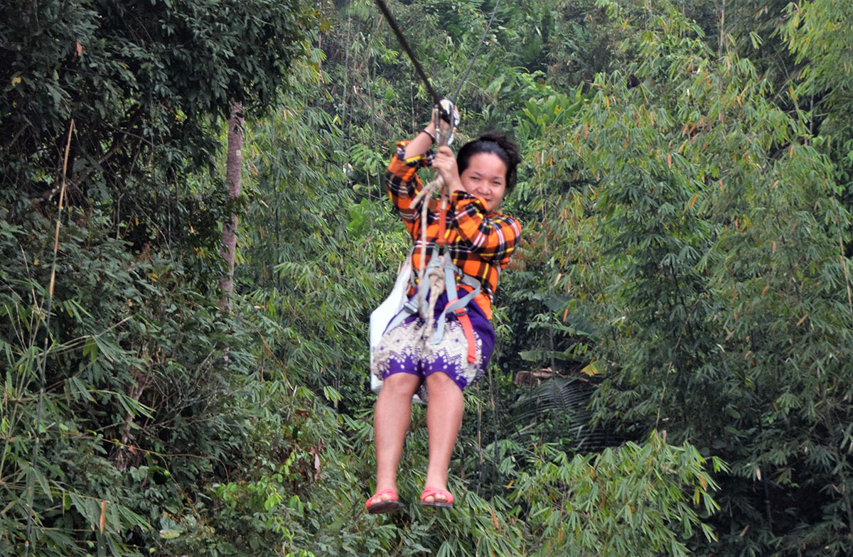 Het ontbijt komt per zipline tijdens de gibbon experience.