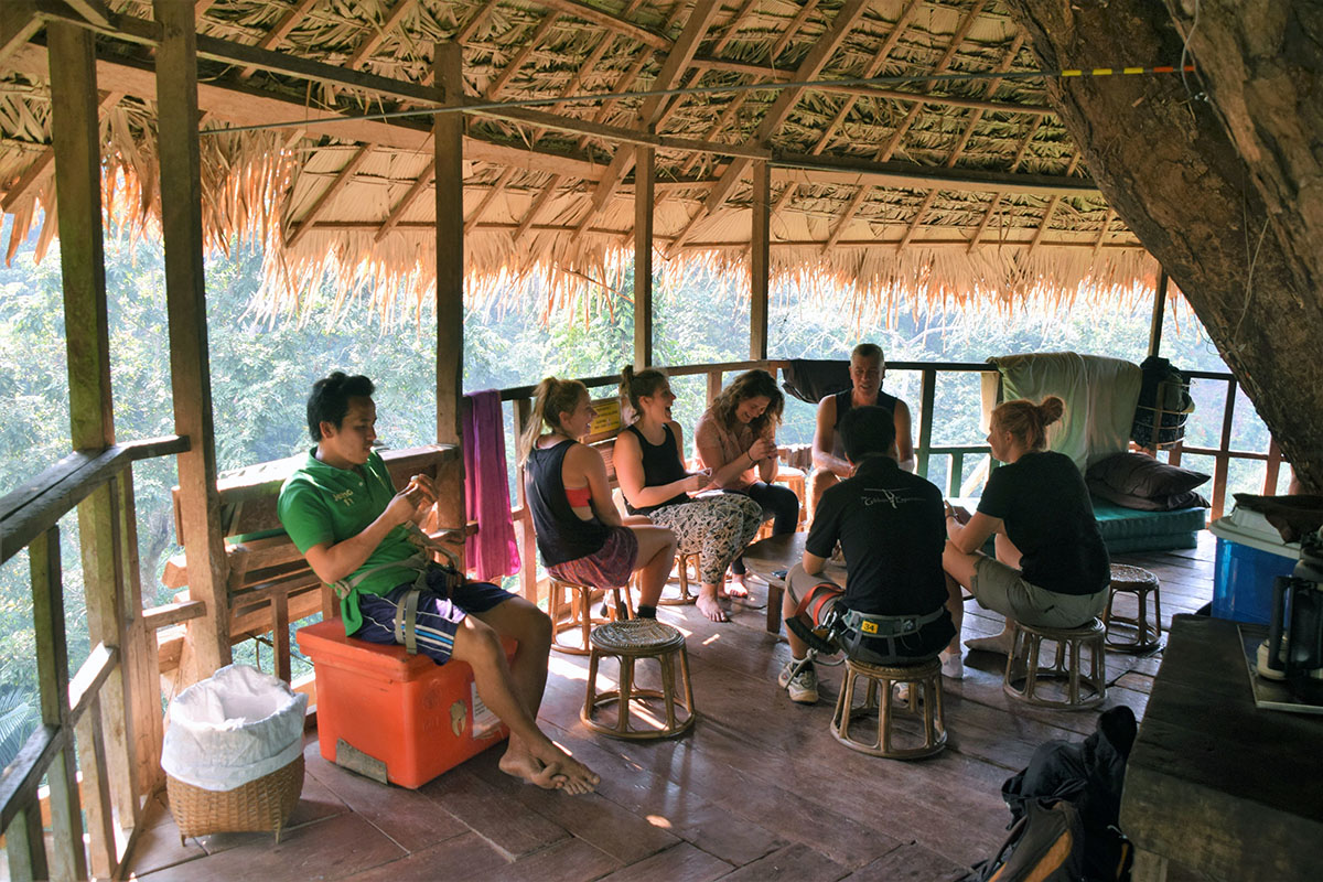 Relaxen in de boomhut bij de Gibbon Experience.