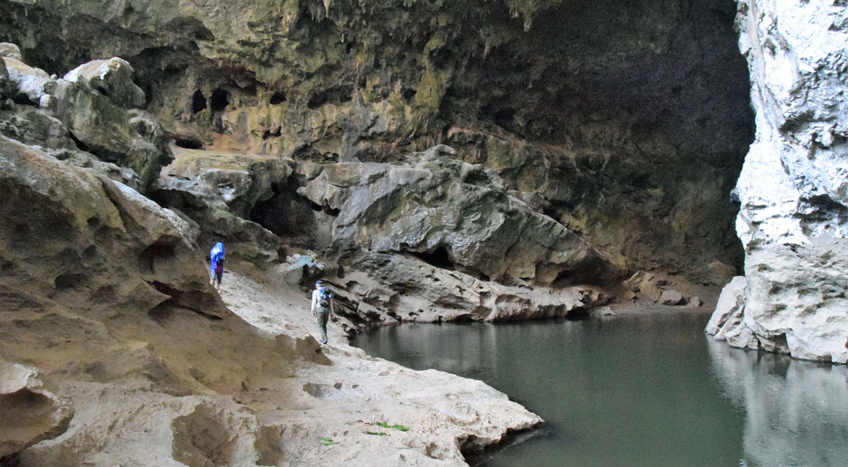 Grote grot in Hin Bun National Park in Laos.