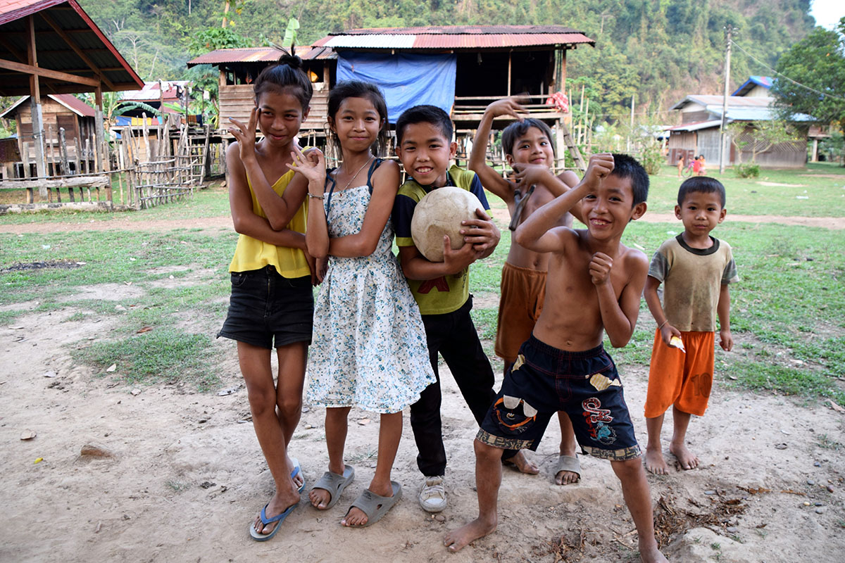 lokale kinderen bij homestay in Hin Bun National Park.