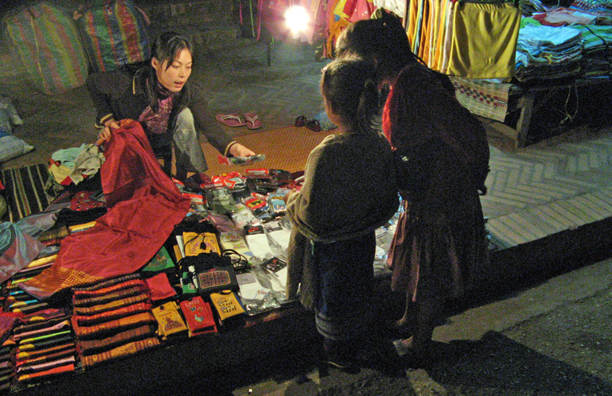 Straatverkoopster bij night market in Luang Prabang.