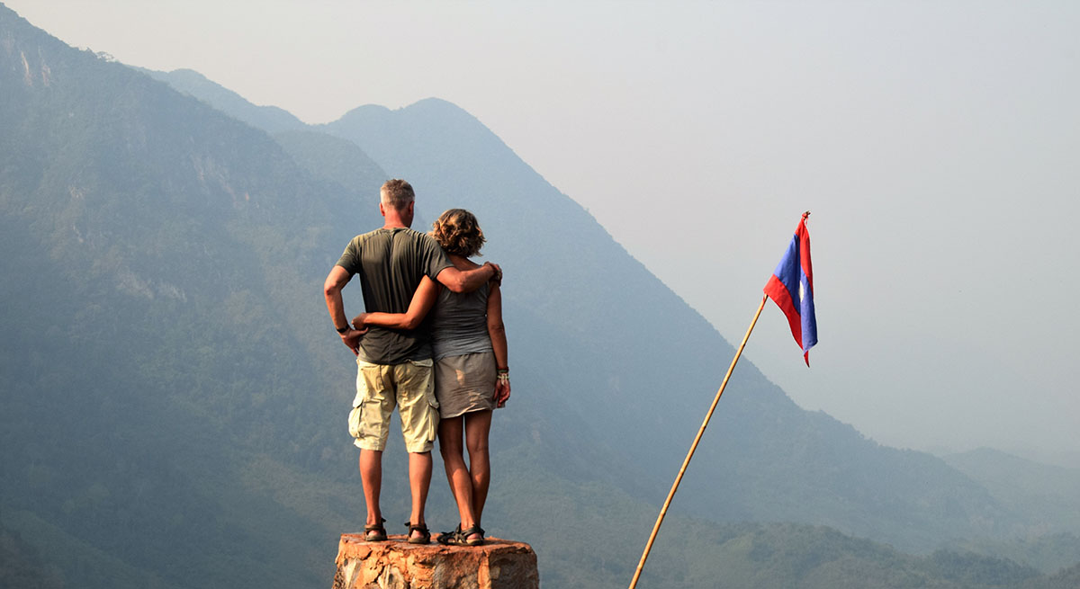 Toeristen genieten van het uitzicht bij Nong Khiaw.