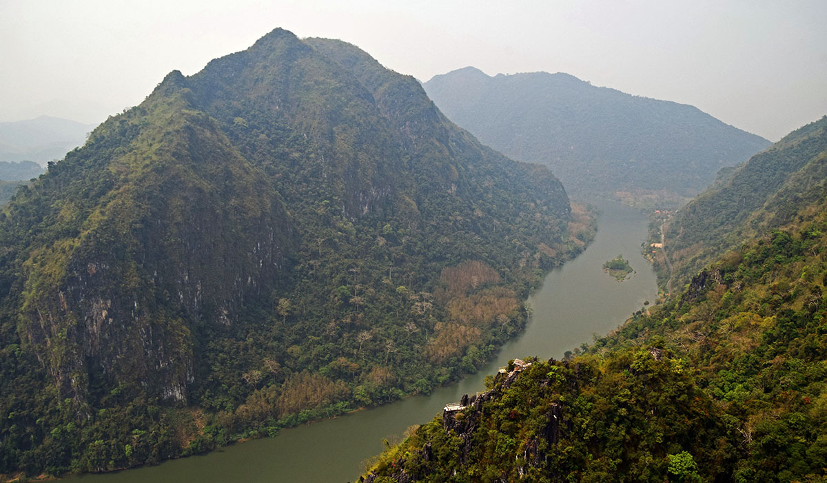 Karstbergen rondom de rivier bij Nong Khiaw.