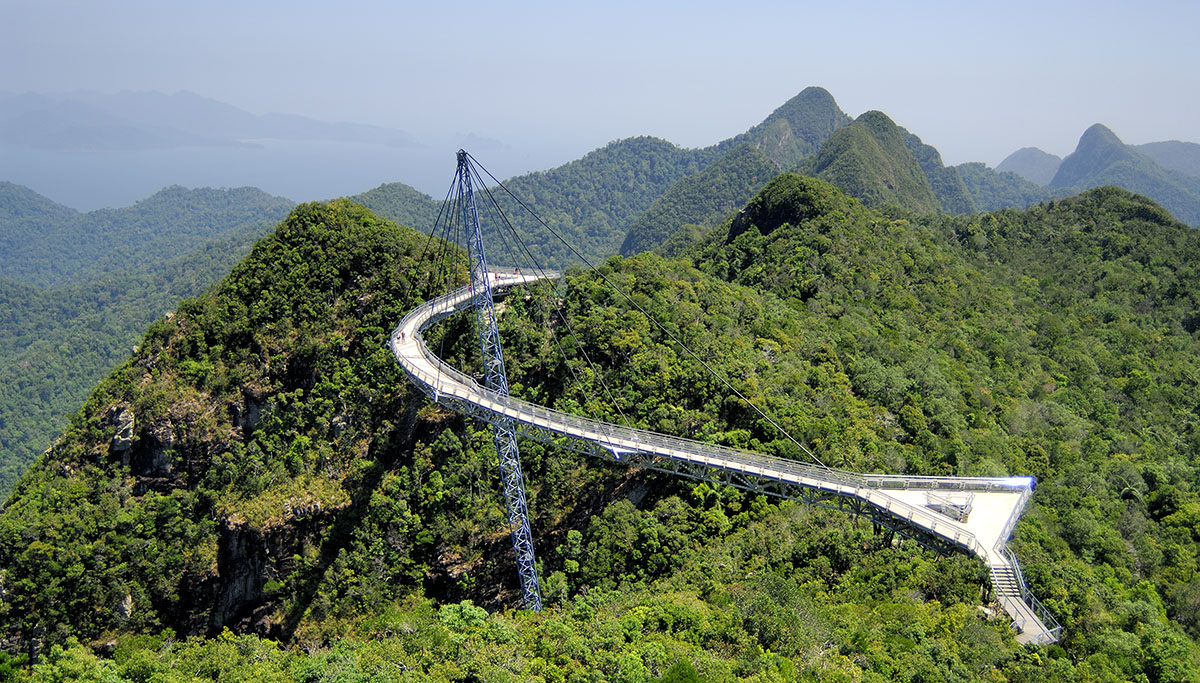 Loopbrug door de natuur in Langkawi.