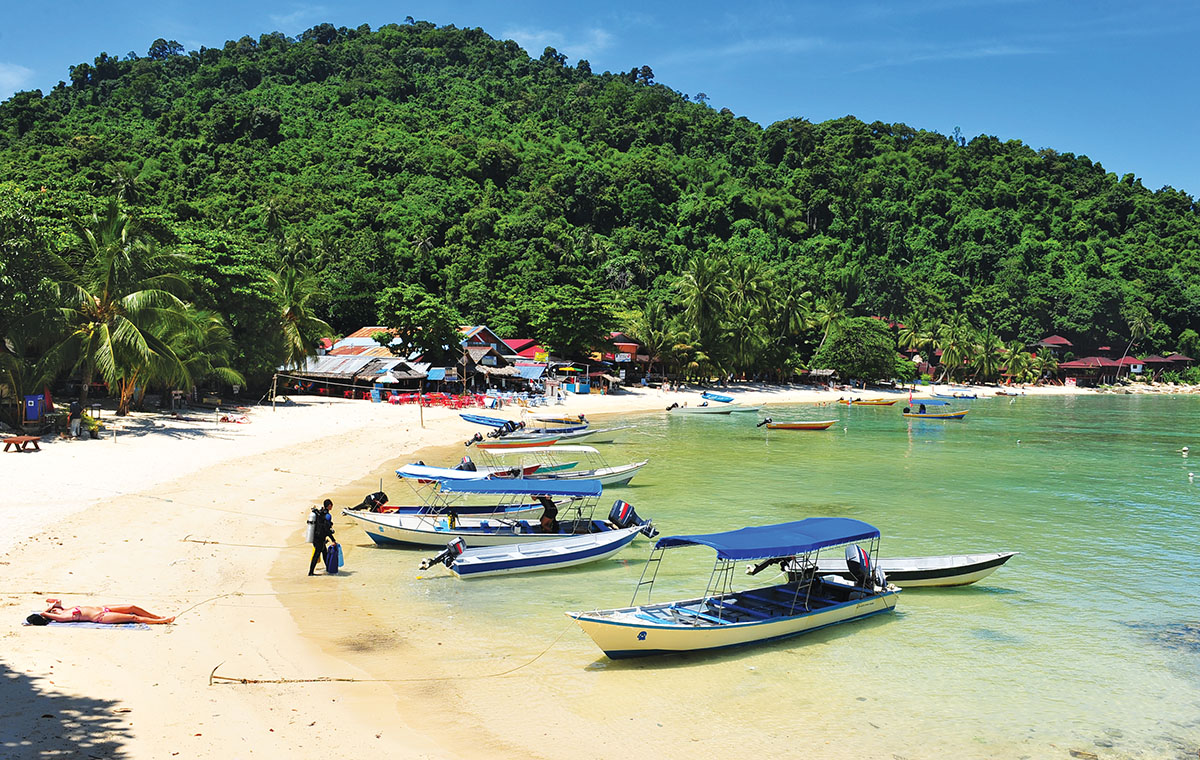 Bootjes bij strand van de Perhentian eilanden.