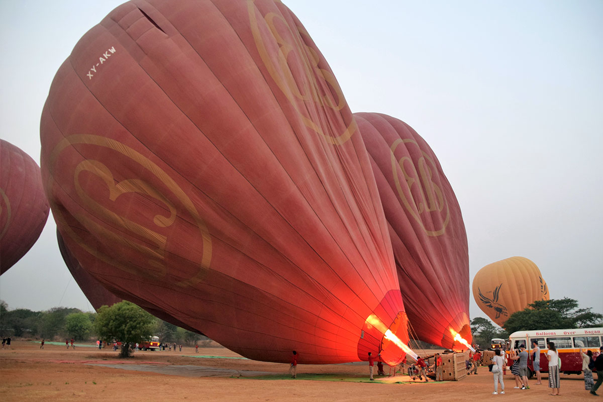 Voorbereidingen voor de ballonvlucht boven Bagan.