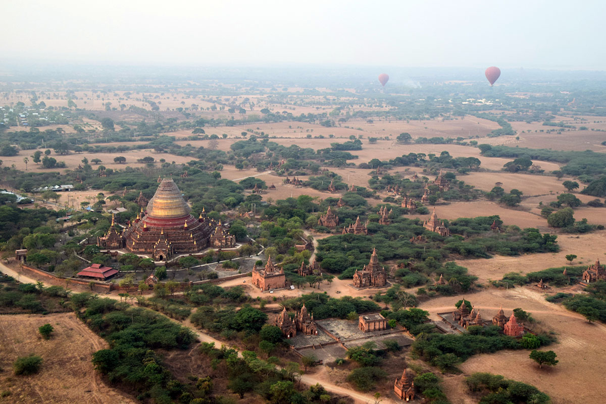 Ballonvlucht boven tempels van Bagan.