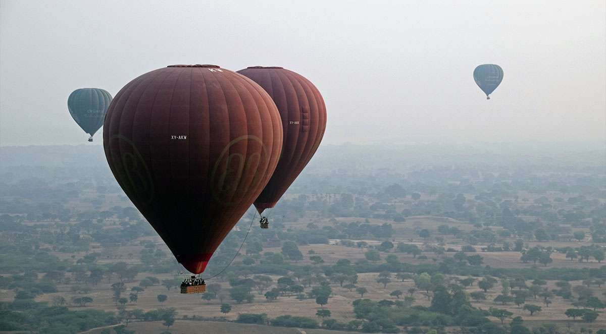 Diverse ballonnen tijdens ballonvlucht boven Bagan.