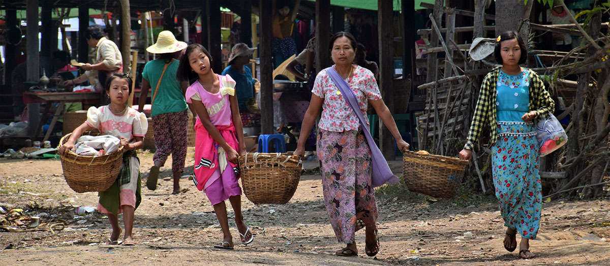 Familie brengt handelswaar naar boot bij het Inle Lake.