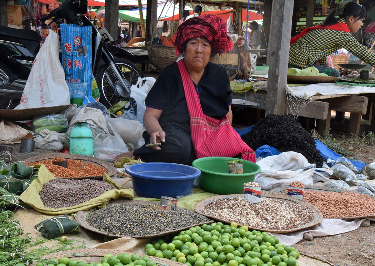 Handelsvrouw op markt bij het Inle Lake in Myanmar.