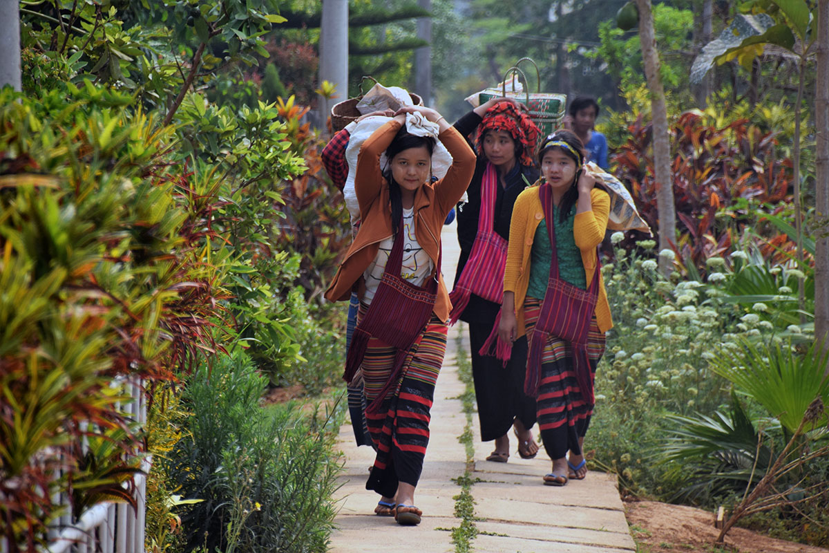 Vrouwen brengen handelswaar naar markt bij Inle Lake.