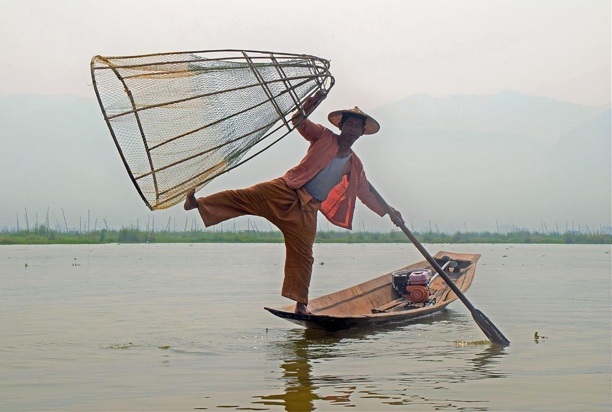 De traditionele visser van het Inle Lake is behendig.