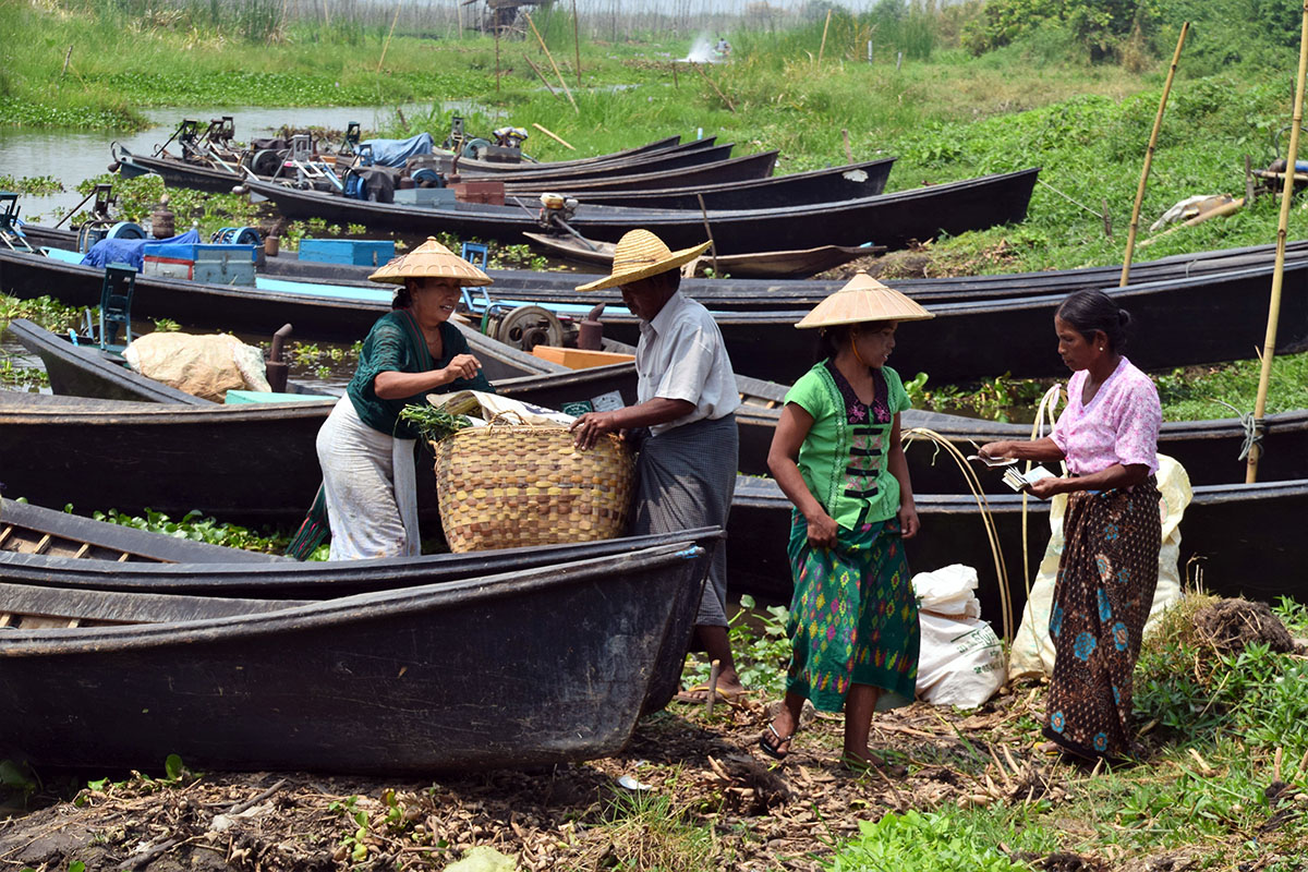 Als de markt bij het Inle Lake is afgelopen, liggen de boten klaar om de handelswaar mee te nemen.