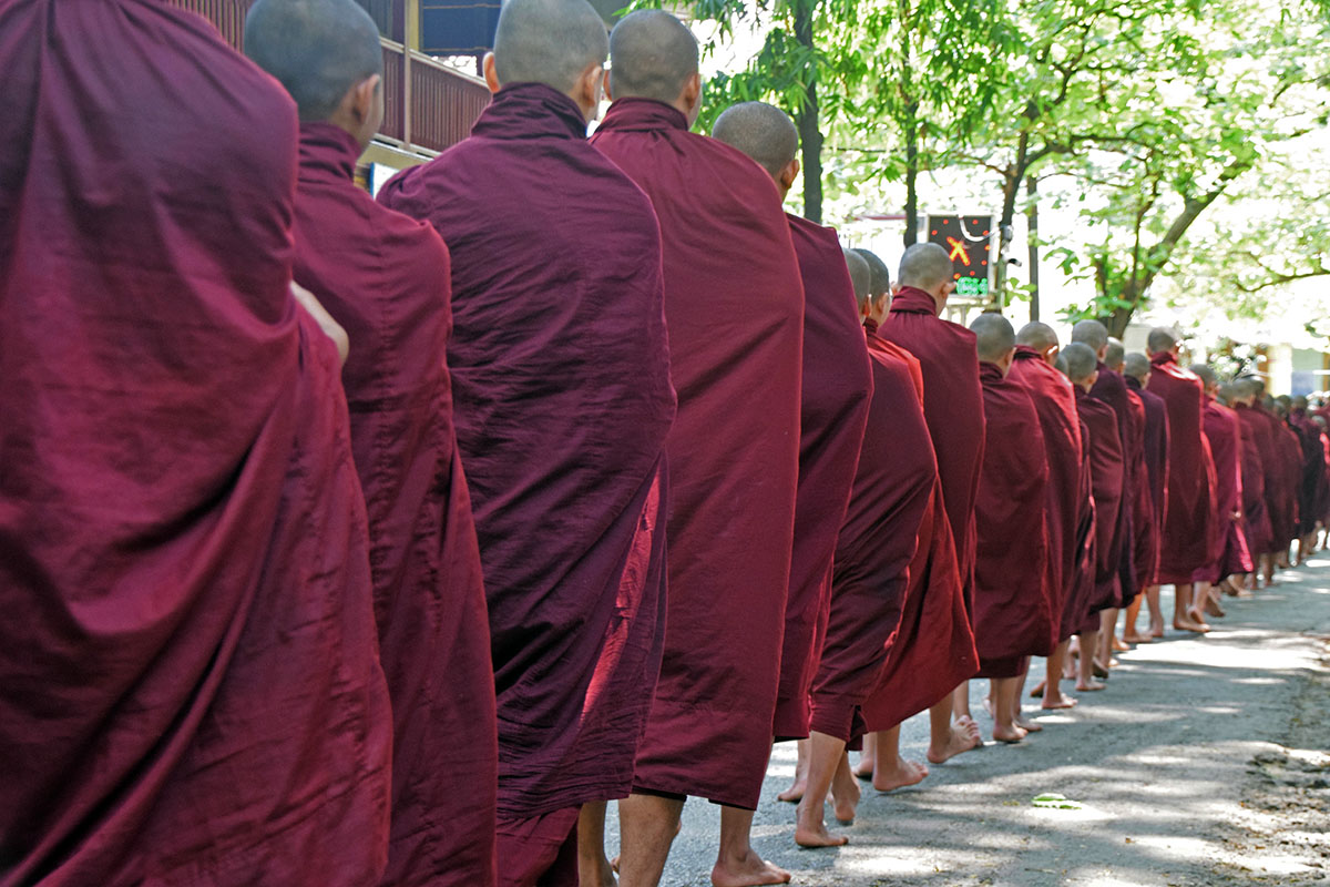 rij monniken wacht om mahagandayon monastery in te gaan voor lunch.