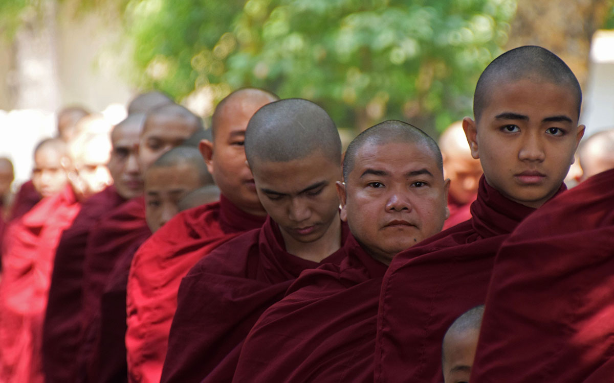 Monniken in de rij bij Mahagandayon Monastery in Myanmar,