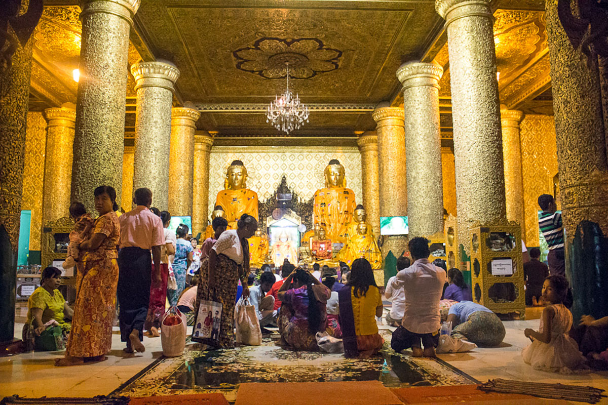 Gebed in tempel bij de Shwedagon Paya.