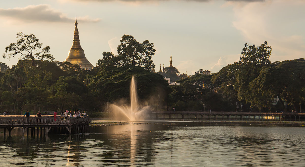 meer met fontein met op achtergrond de Shwedagon Paya.