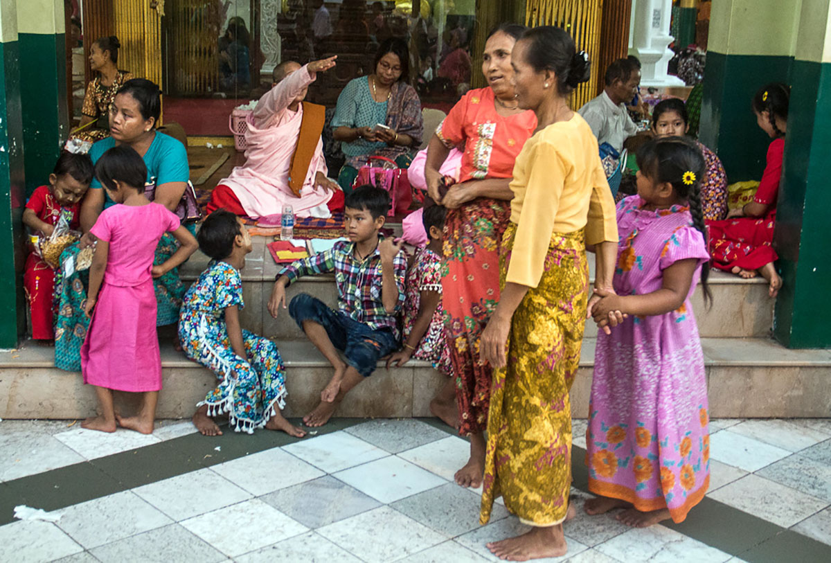 Bevolking bij de Shwedagon Paya in Yangon.