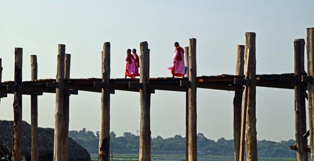 Monniken op de teakhouten U-Bein Bridge bij Mandalay.