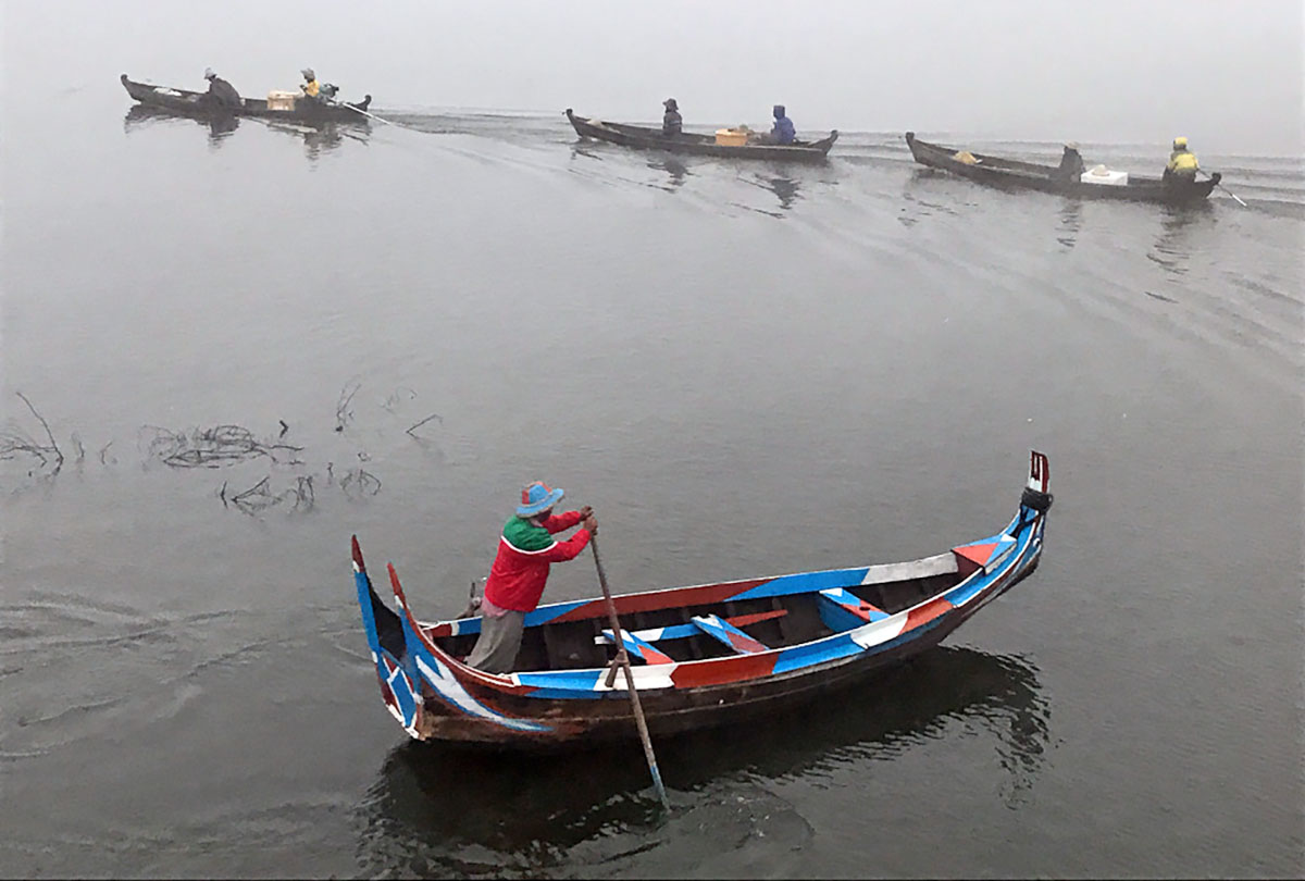 Visssers op het meer bij de U-Bein bridge in Myanmar.