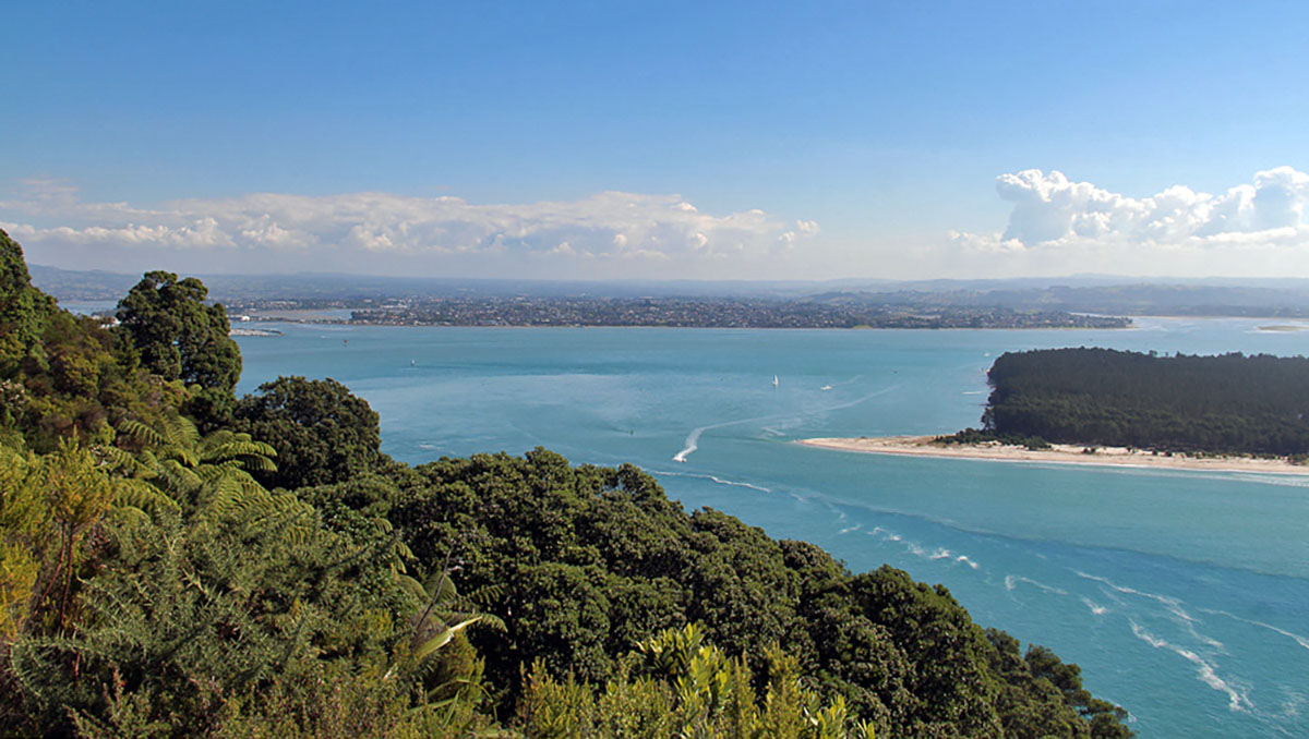 Mooi uitzicht vanaf de berg op de zee bij Tauranga, Nieuw-Zeeland.