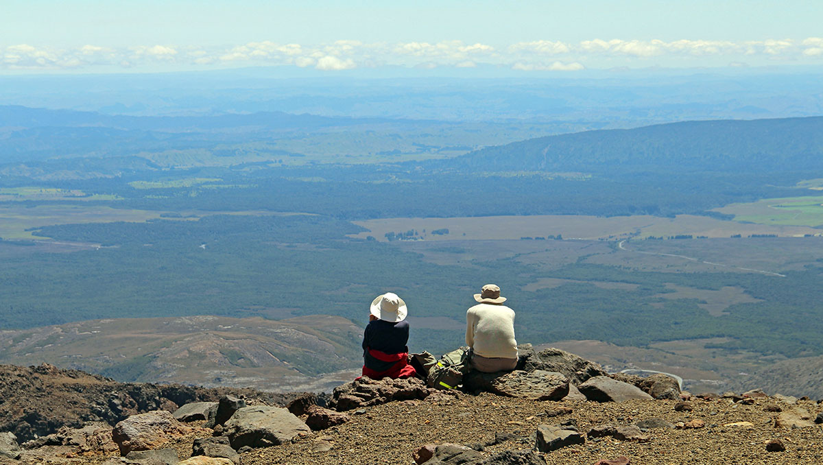 Wandelaars rusten uit op berg bij Tongariro NP Nieuw-Zeeland.