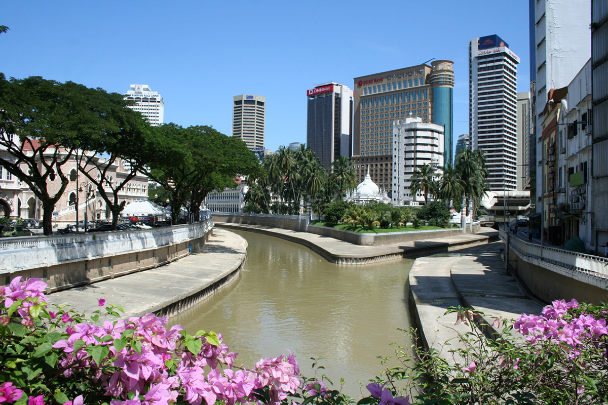 Kanaal door het moderne Kuala Lumpur in Maleisië.