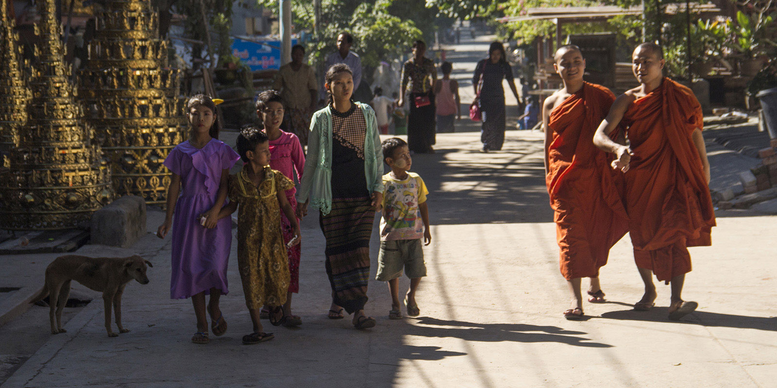 In Myanmar bepalen monniken het straatbeeld.