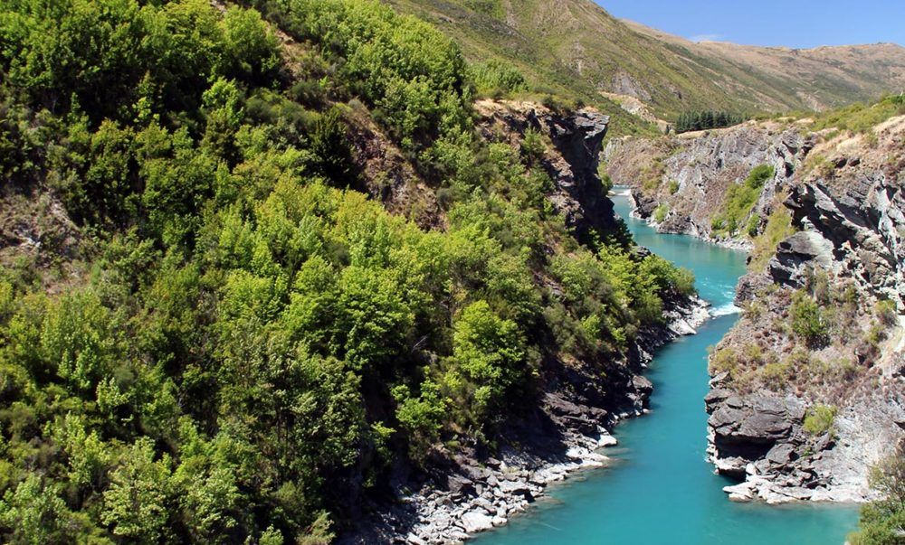 grijsopreis-nieuw-zeeland-kawarau-gorge-mobiel Rivier in ruig landschap in Nieuw-Zeeland.