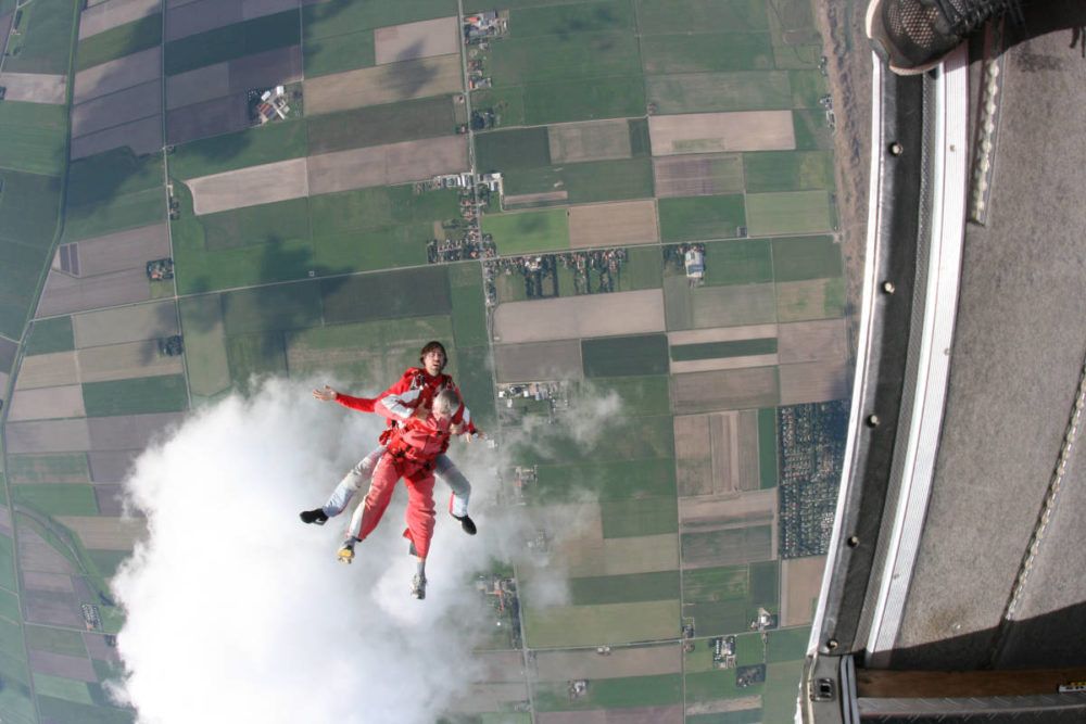 Vrije val bij parachutesprong boven Texel.