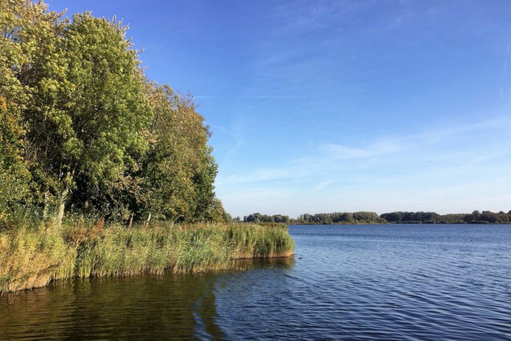 Het Twiske heeft veel watergebieden waar men kan recreëren.