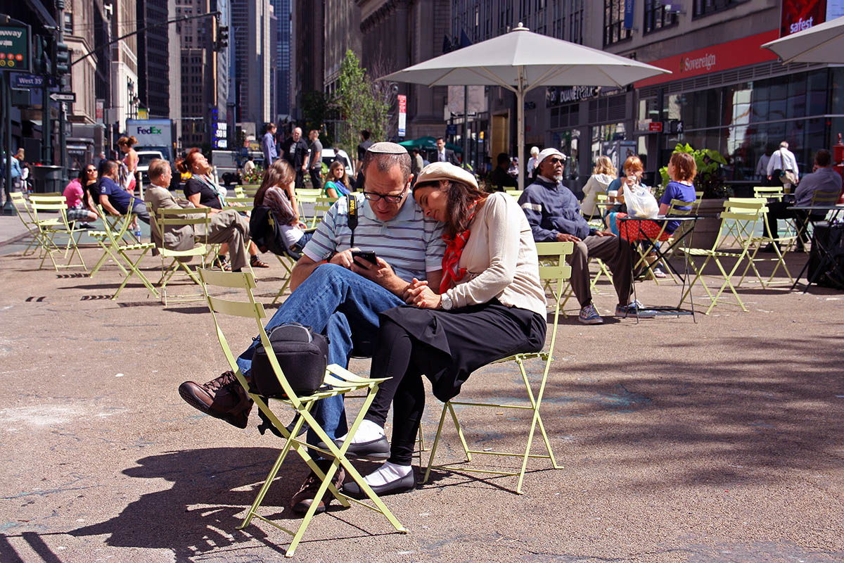 Echtpaar op pleintje in hartje centrum New York