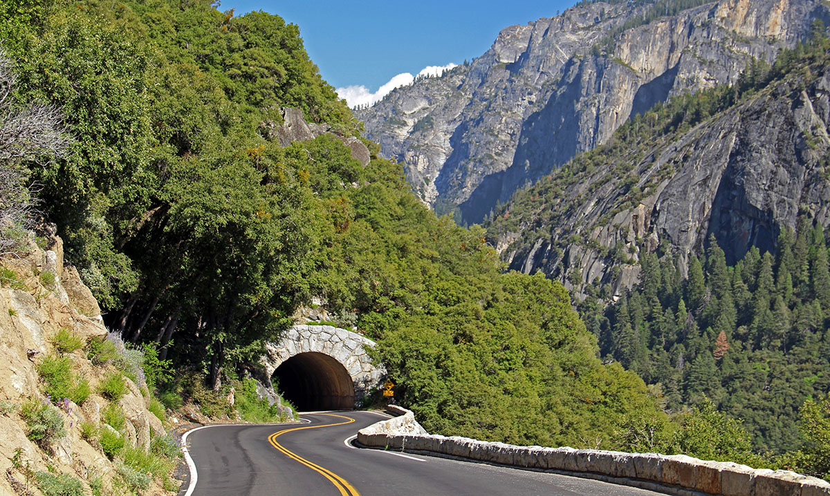 Slingerende weg door Yosemite National Park, Californië