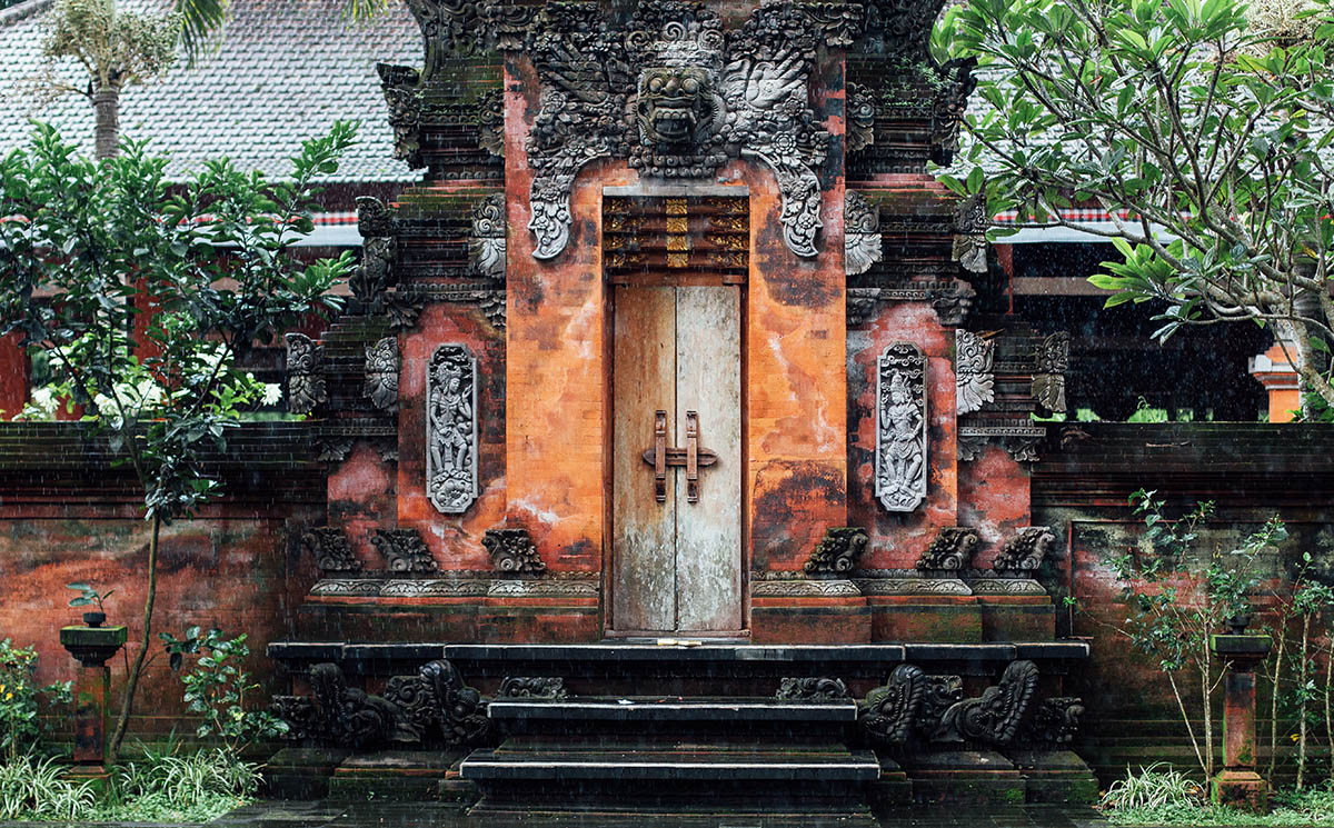 tempels op bali zijn rijk versierd