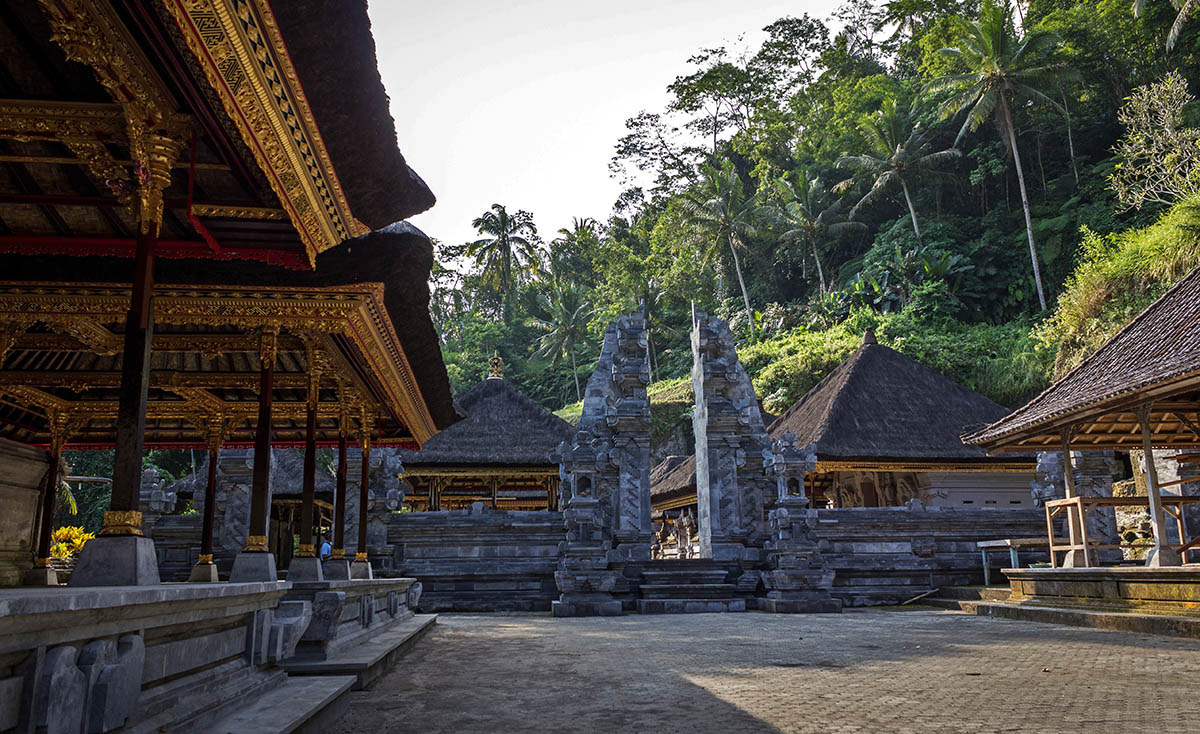 Binnenplaats van een van de tempels aan rand van het woud.