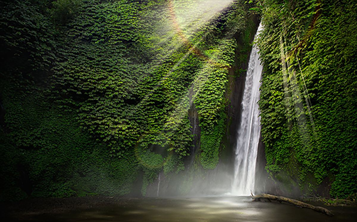 waterval op bali met zon.