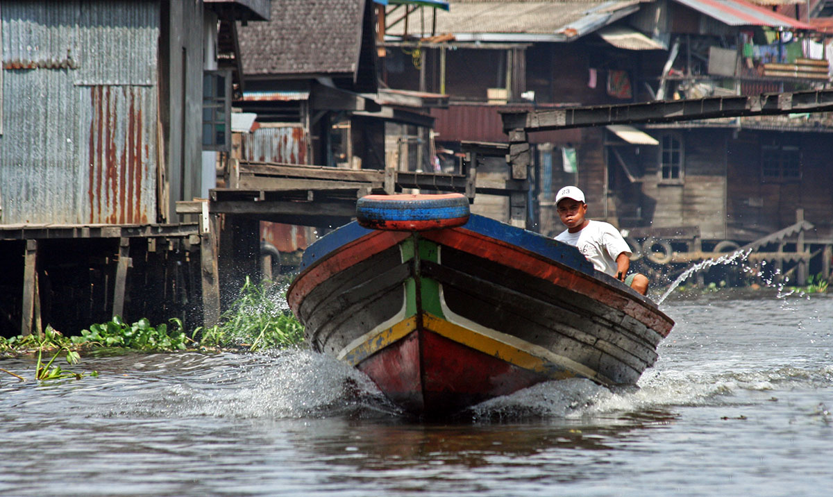 Boot vaart langs de floating villages van Banjarmasin.