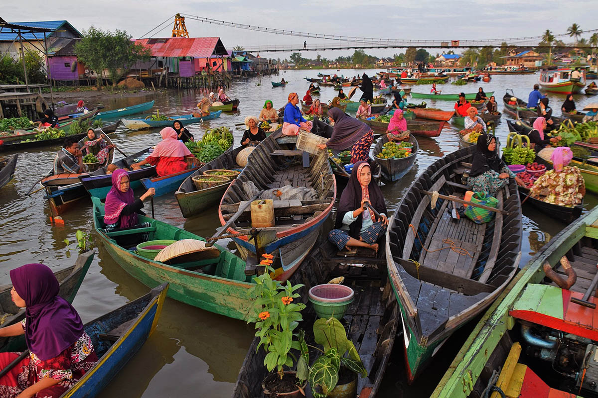 Drukte van belang bij floating market van Banjarmasin.