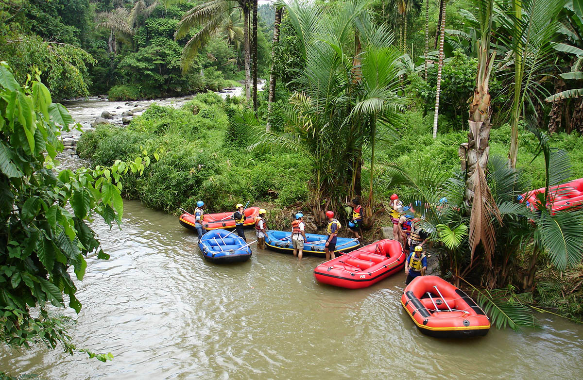 Even pauze in de natuur tijdens het raften in Noord-Sulawesi