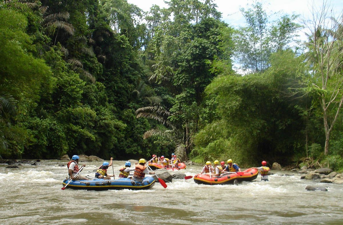 Raften in Noord-Sulawesi in fraaie natuur.