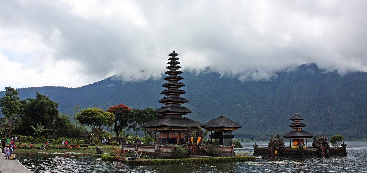 Tempel aan de rand van water op Bali