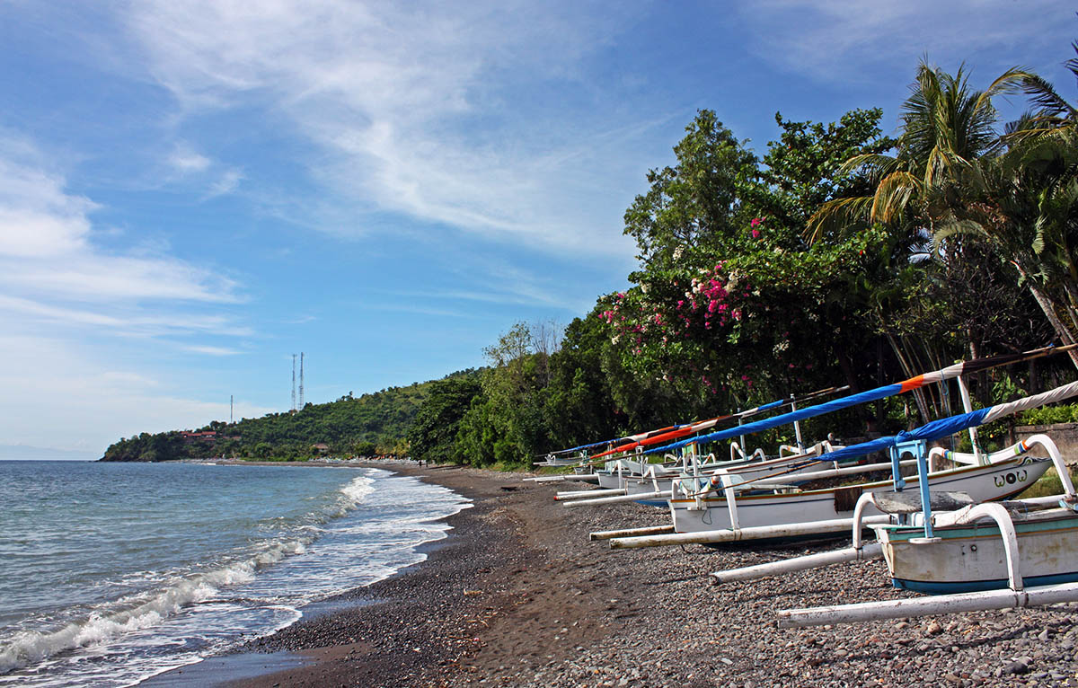 Bootjes op het strand van Bali.