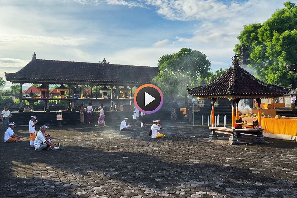 Een van vele ceremonies van de Galungan op Bali. Deze is in Tulamben.