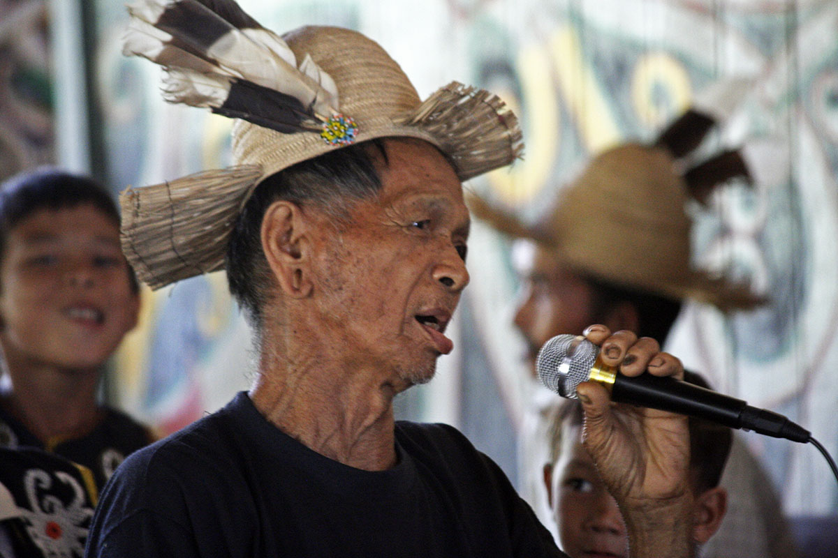 Zanger met hoed tijdens festival op Kalimantan.