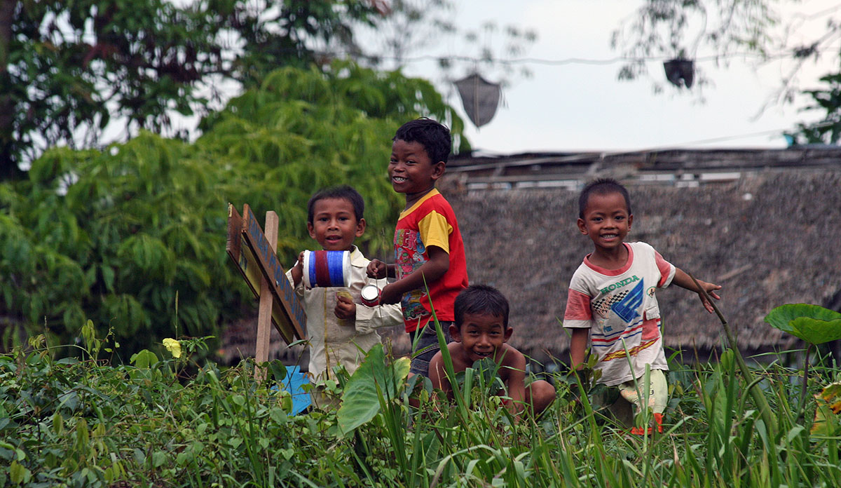 Spelende kinderen op Kalimantan.